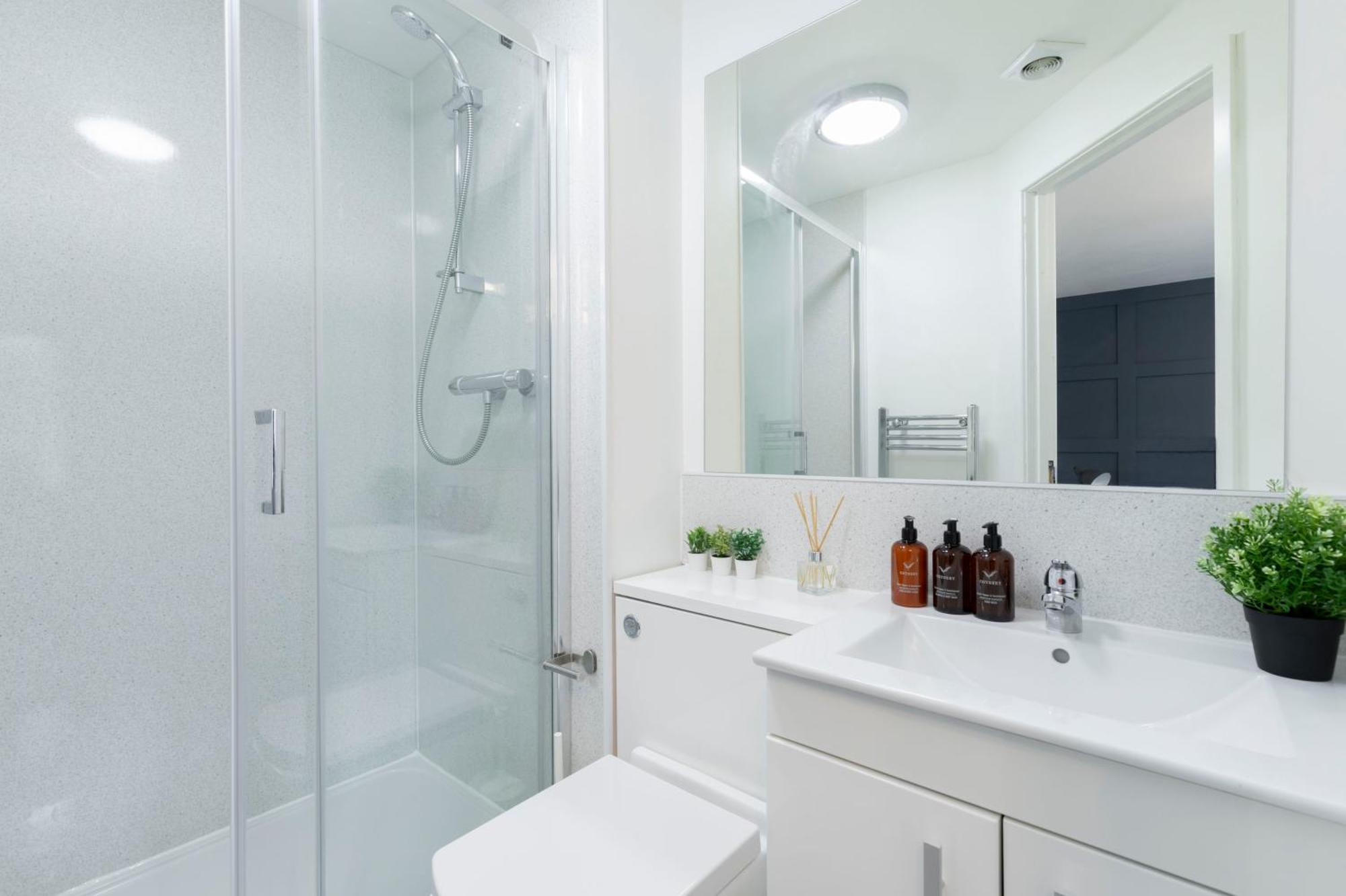 Modern Four Bedroom Four Bathroom Home Челтенхам Экстерьер фото