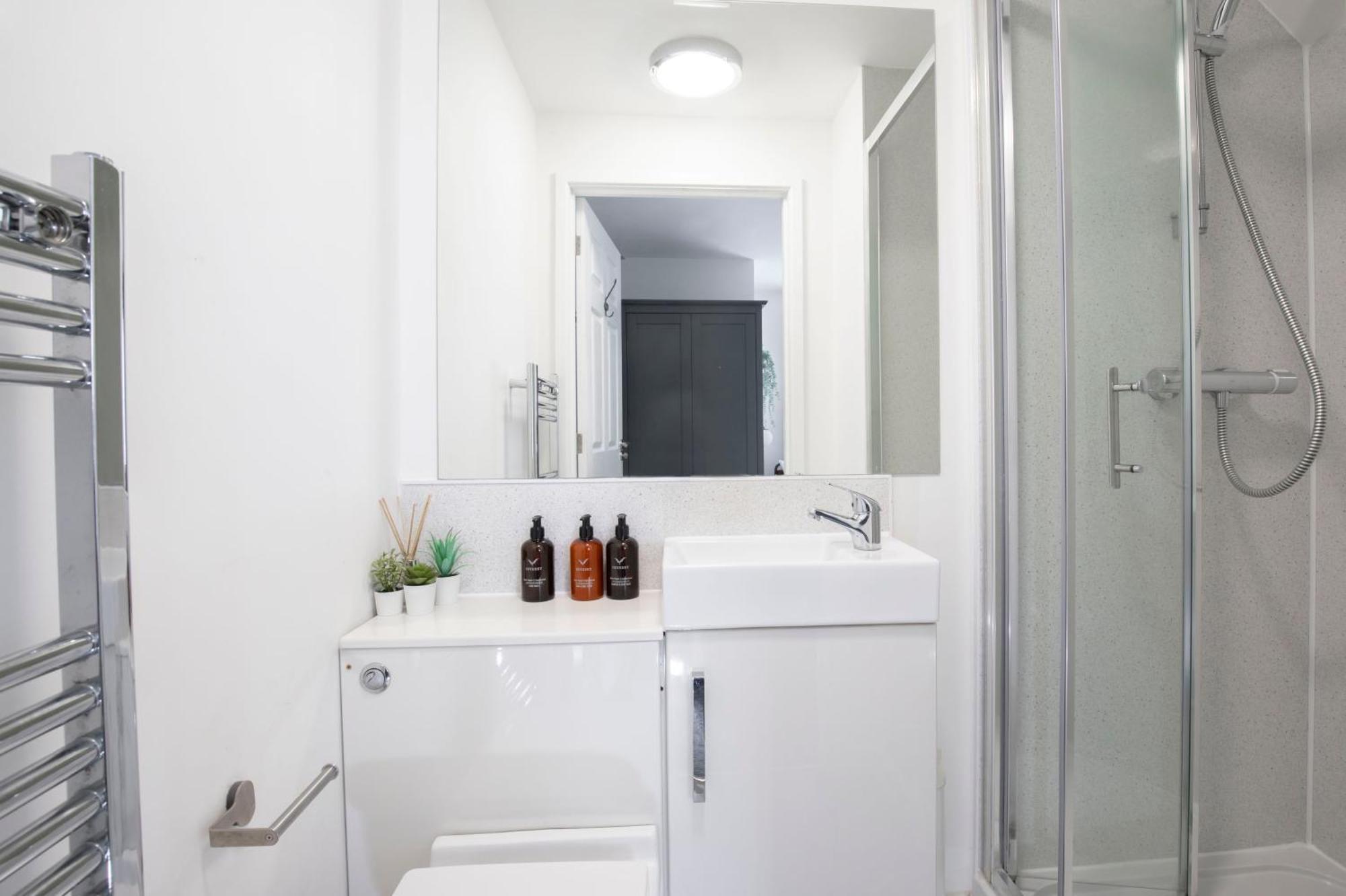 Modern Four Bedroom Four Bathroom Home Челтенхам Экстерьер фото